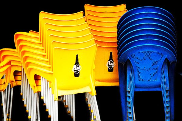 chaises multicolores