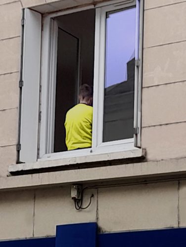Chemise jaune au balcon
