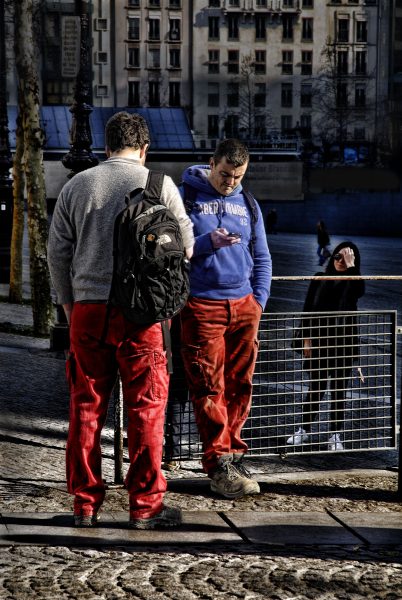 En attente smartphone en mains